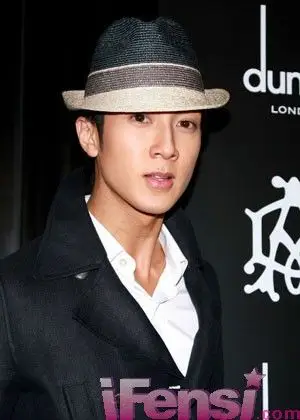 吴尊礼帽显王子风 任达华夫妇呼吁捐款(图)