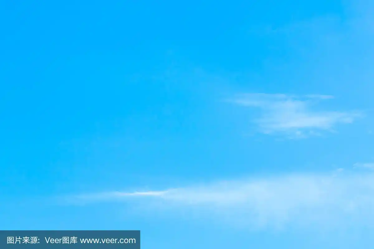 清澈的蓝天和纯白色的云和文字空间