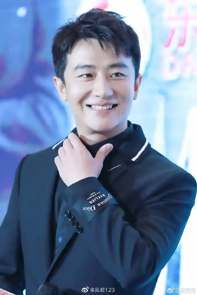 黄轩#不经意拍到最美的笑#有一个人,看到他的时候你就觉得原来一切还