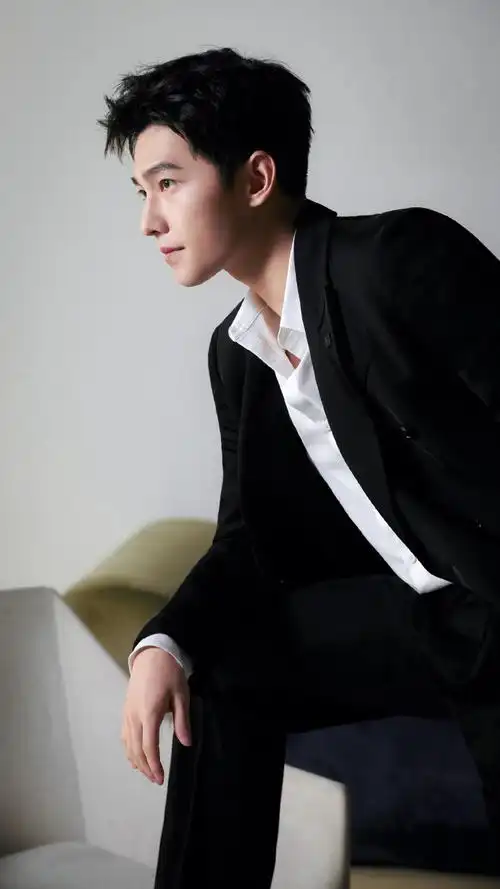 杨洋黑西装白衬衫