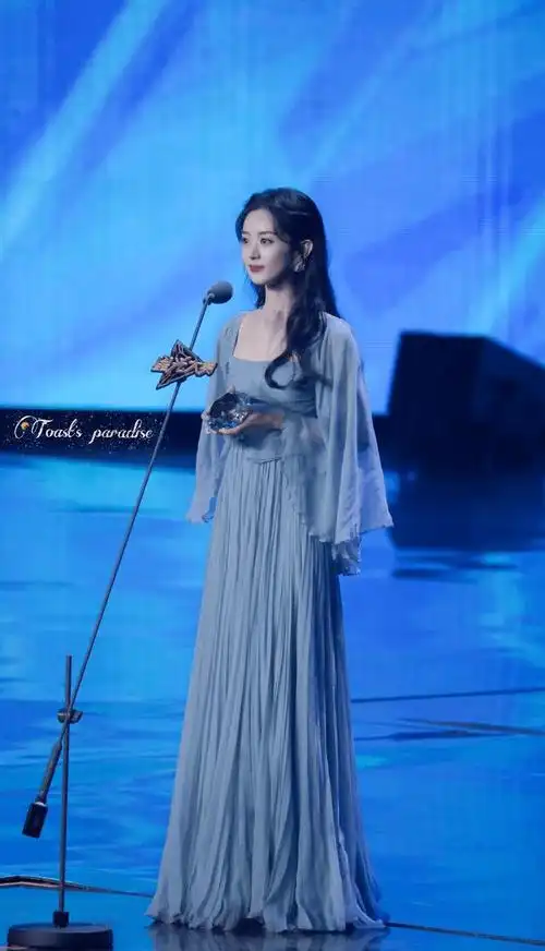 赵丽颖这一袭裙子,美到惊鸿!_气质_蓝色_设计