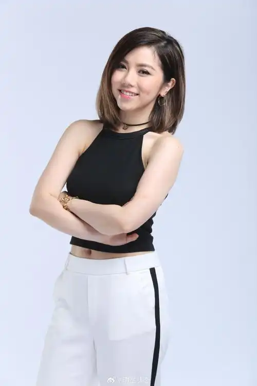 邓紫棋私图写真,竟然肥到没有腰臀