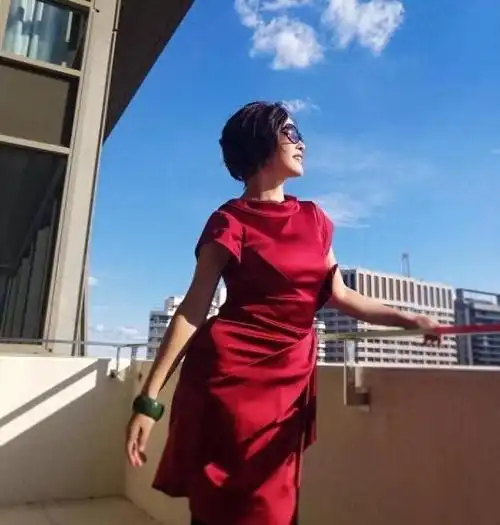 刘晓庆越来越会穿搭了黑色丝袜搭配红色连衣裙秒变少女