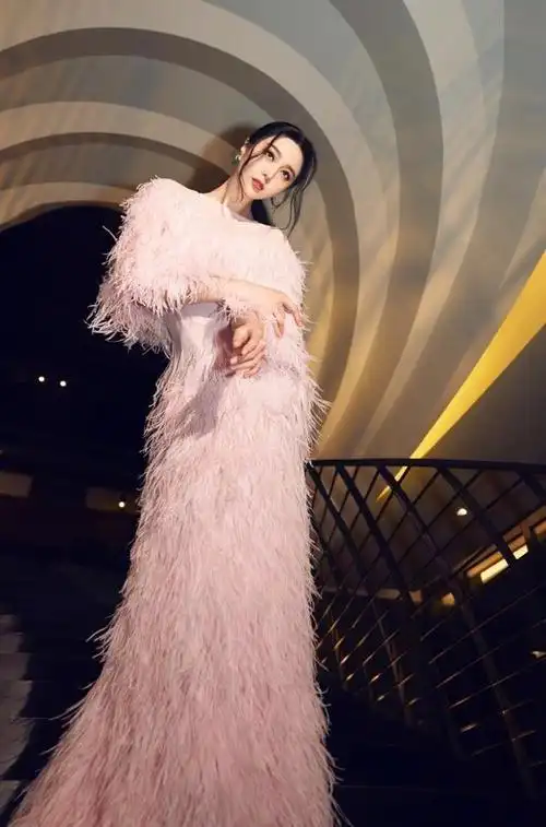 范冰冰久违再露面穿粉色羽毛裙美若天仙40岁状态仍在巅峰