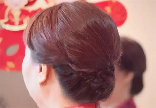 一,婚礼上婆婆妈妈的发型1,首先作为年轻的婆婆妈妈,完全可以选择比较