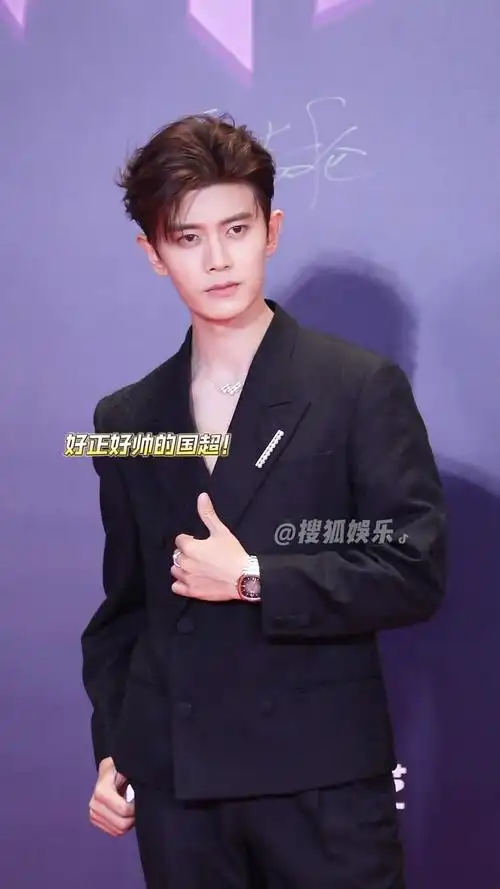 任嘉伦深v背头造型 一直谦逊有礼的#任嘉伦 #尖叫之夜红毯 #尖叫之夜