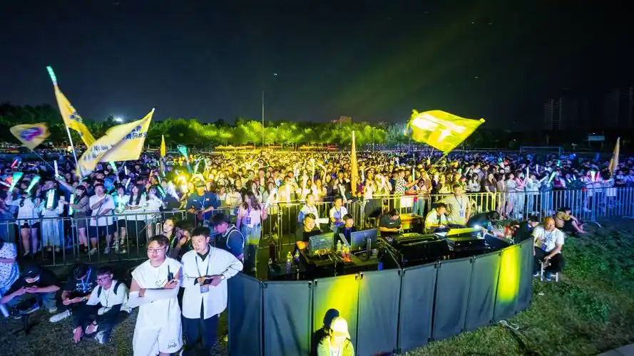 青春同欢唱 爱在农职院——南阳高校首届摇滚音乐节_大学生_激情_观众