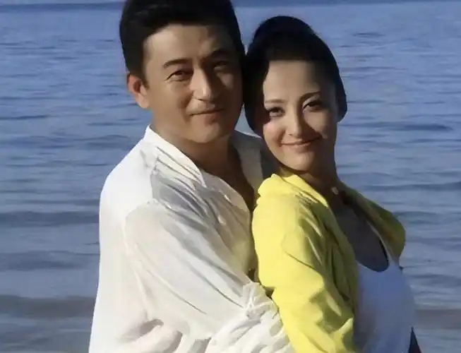 他是国家一级演员成名后出轨小16岁张歆艺又闪婚小15岁娇妻