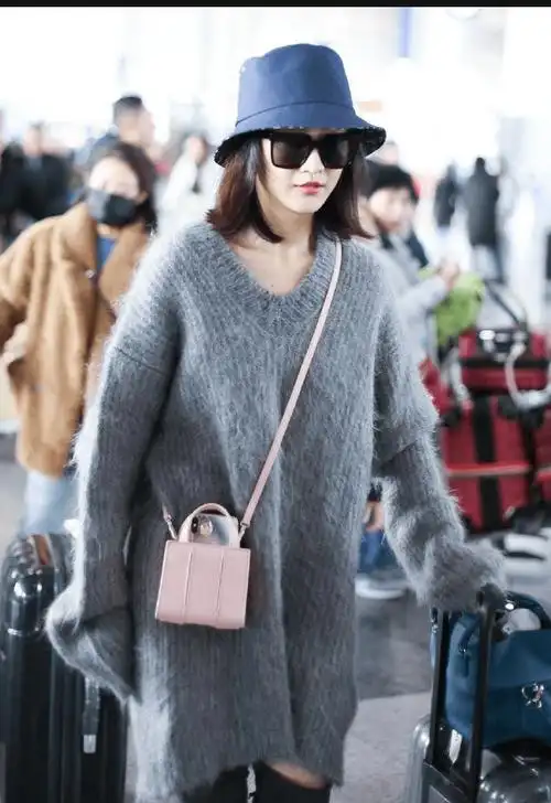 原创王鸥身穿灰色毛衣外套脚踩灰色过膝长靴玩下衣失踪秀长腿