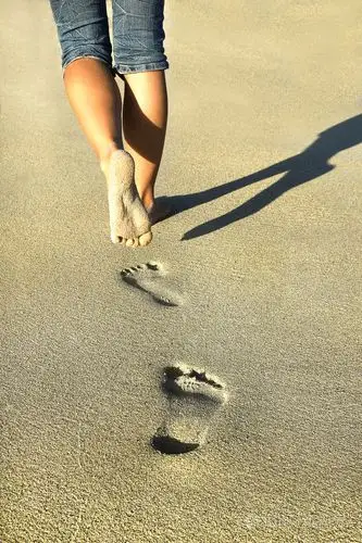 在海边的沙滩上的脚印