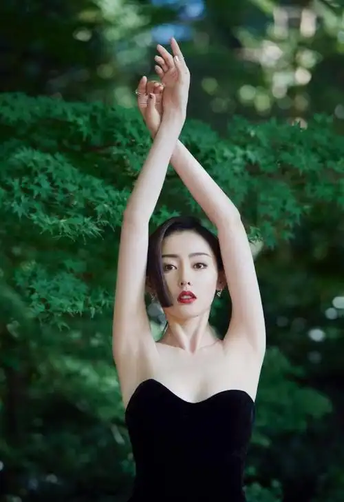 明星写真:张天爱黑色抹胸拖尾长裙时尚美拍,身材婀娜仙气飘飘