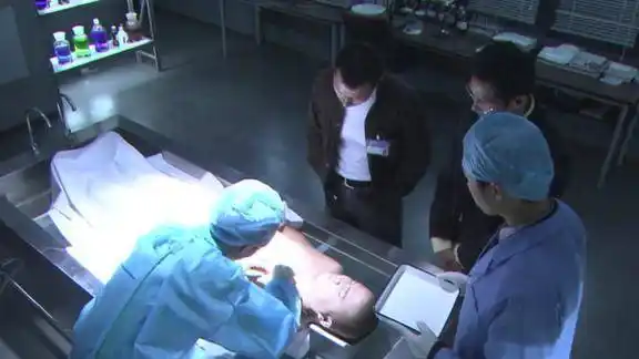 现场铁证法医检查死者遗体谁料尸体突然张嘴老刑警都吓一跳