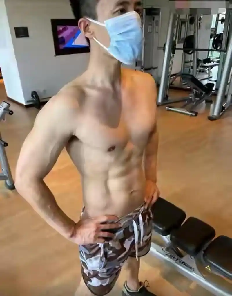 杜淳健身两小时腹肌凹成块,荷尔蒙爆棚显男人味  杜淳以前不是健身