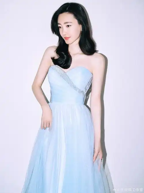 王丽坤超话入梦徜徉,拉开初春序幕,是花向雨,是张嘉惠,是演员@王丽坤