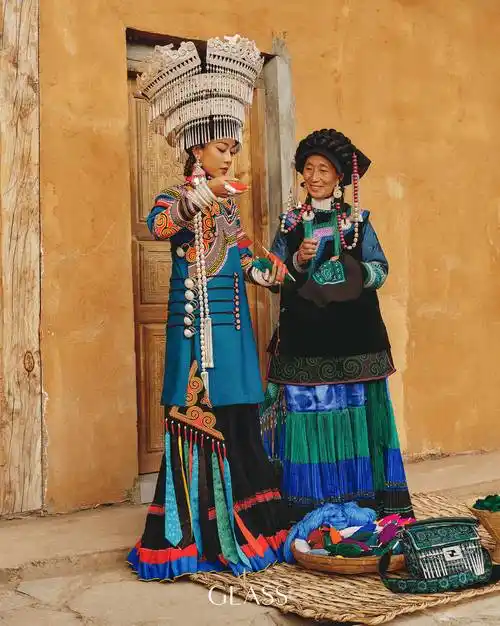 吉克隽逸穿家乡彝族服饰捂嘴甜笑极具民族风美感