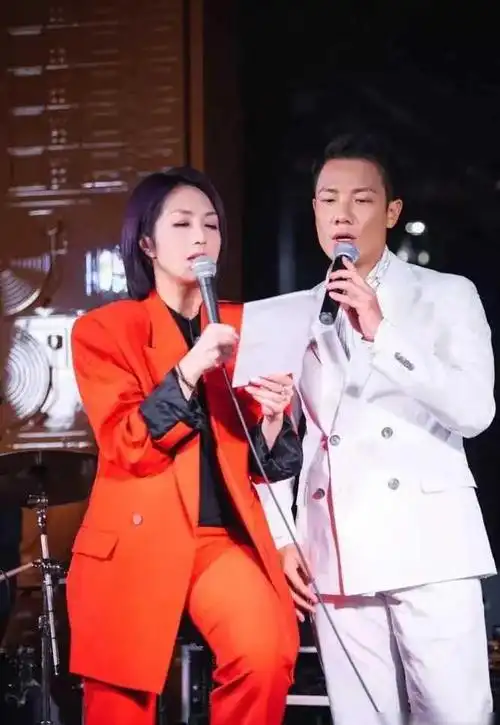 综上所述,婚姻如同一场豪赌,杨千嬅选择了用自己的青春和感情作为赌注