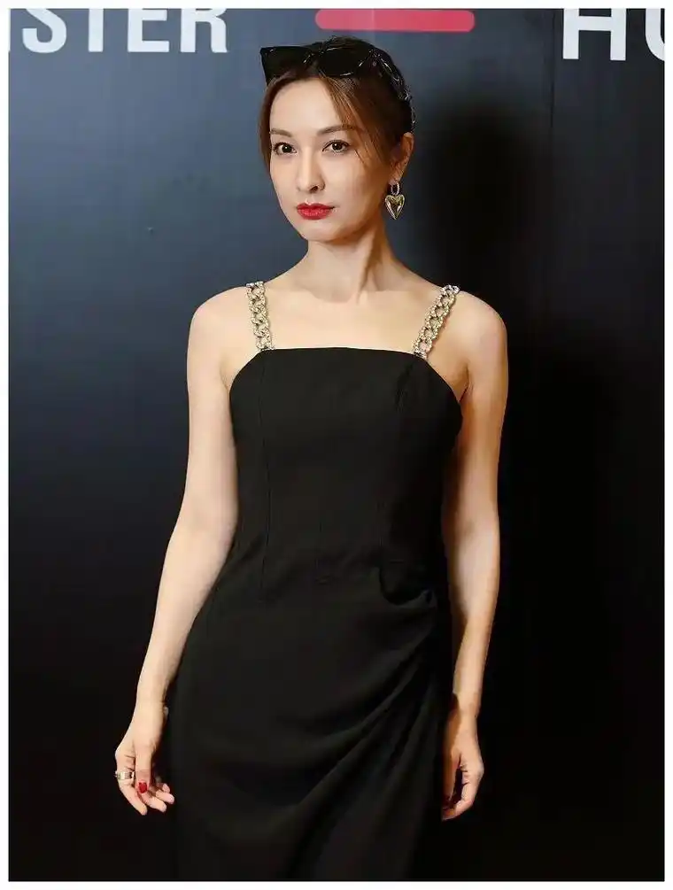 吴昕都要认不出了,穿链条黑裙出席活动风情也迷人,妥妥的女神
