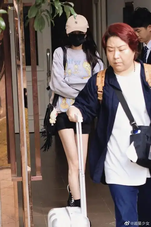 杨幂包上挂hellokitty##杨幂黑色短裤造型#杨幂今天出发机场路透96