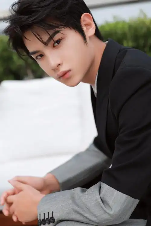 黄明昊双色拼接西装帅气图片写真56