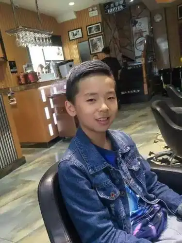 【上海"孩子王"】"大背头奶奶灰" 他引领了"打球吧!孩子"新潮流