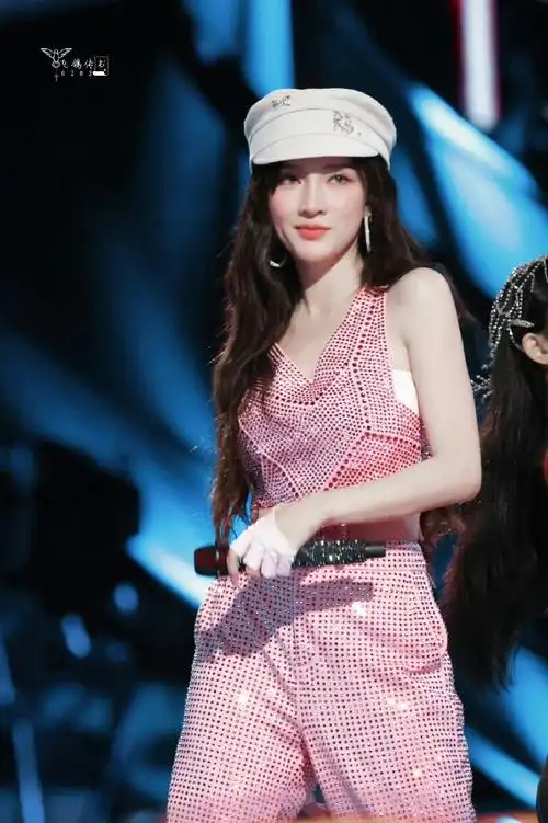 孟佳一口气唱了3首歌##孟佳唱跳好稳