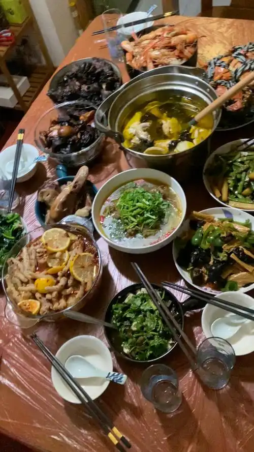 小两口回家吃饭,恶霸也带回了他们自己家,家里的俩狗子又回到了原来的