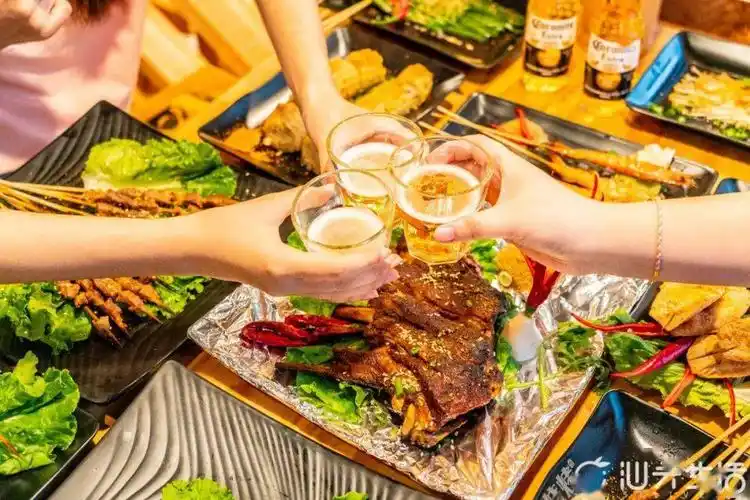 反而多了一丝精致放肆撸串,大口喝酒,大口吃肉才是烧烤的正确打开方式