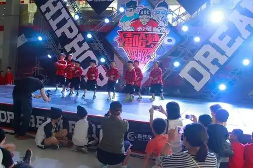 大陈汽车展厅举办的《嘻哈梦》少儿街舞大赛在热烈的气氛在落下帷幕