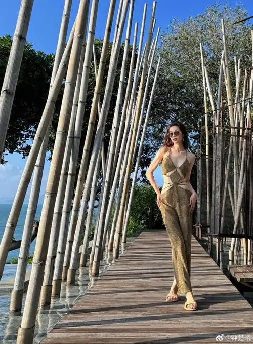 钟楚曦泰国库存姐姐身材真的爆美