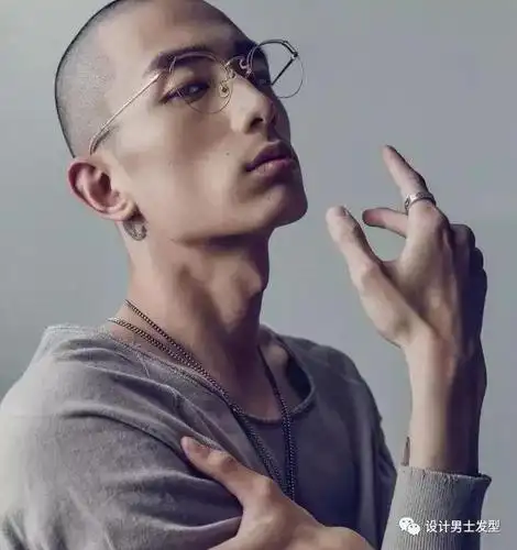 "卡尺头"发型不但清爽干净,还可以拯救一些男生的发际线!