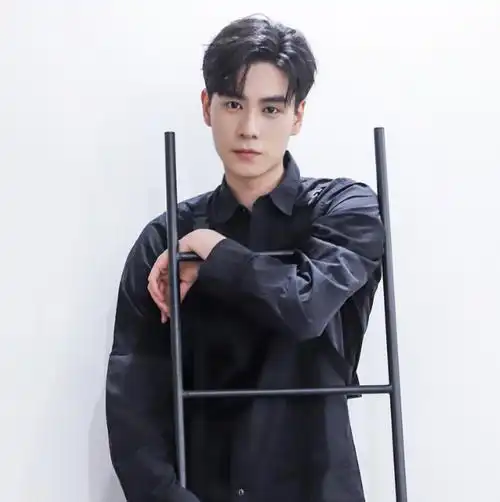 回答:《亲爱的,热爱的》中吴白是演员胡一天扮演的.