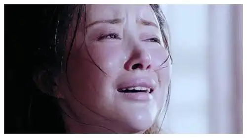 同样是哭戏,她跪着淋雨4天都没火,而她的一滴泪堪称教科书