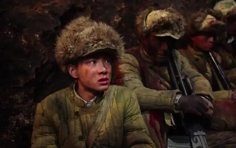 志愿军上甘岭战役,可爱战友们死守阵地对抗敌人猛烈进攻,场面精彩!