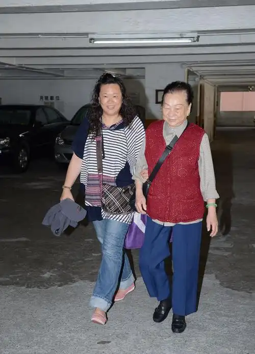 朱丽倩产女 刘德华父母出街笑不拢嘴