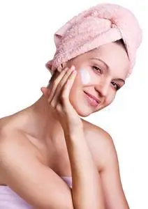 美女涂面霜照片