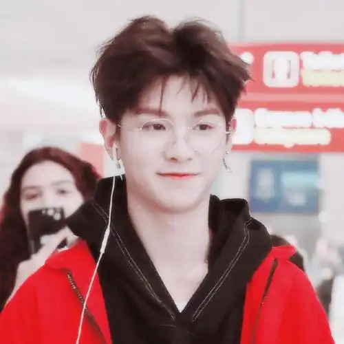 黄明昊头像二转注明猫辞奶奶