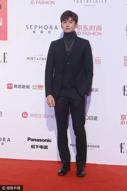 张云龙西装配高领衫显暖男气质 插兜秀大长腿不输韩国欧巴