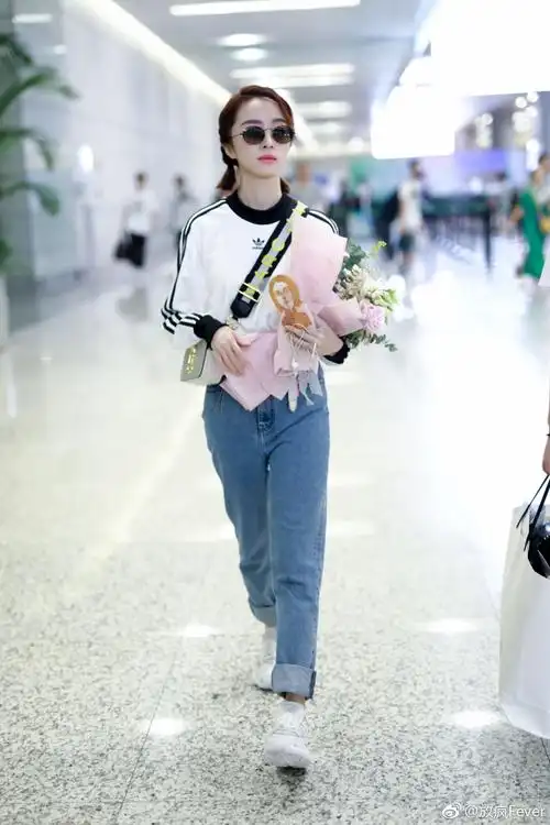 胡冰卿 现身机场,身穿adidas白色卫衣搭配iro牛仔裤