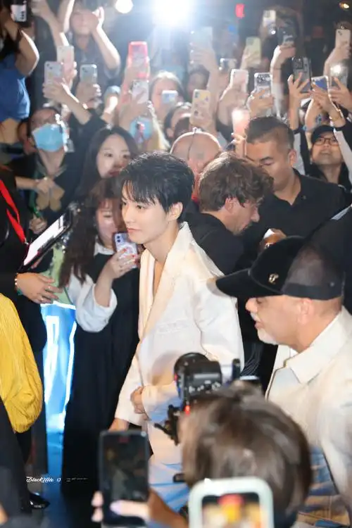 王俊凯补妆视频##王俊凯下车镜头