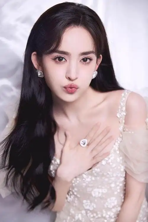 2022年5月31日,娜扎工作室发布一组自然堂品牌直播活动造型写真.