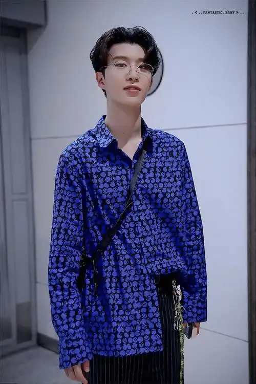 范丞丞带金丝眼镜的帅照图集欣赏