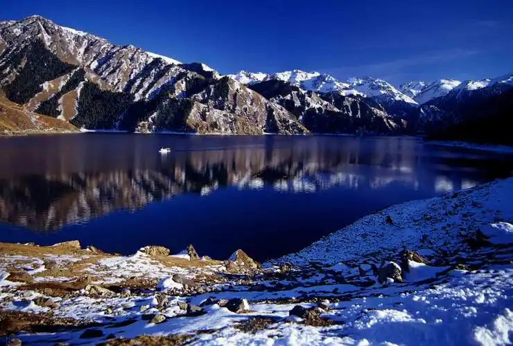 走进天山天池,一个高山湖泊美到极致的景区,适合自驾游玩|西小天池