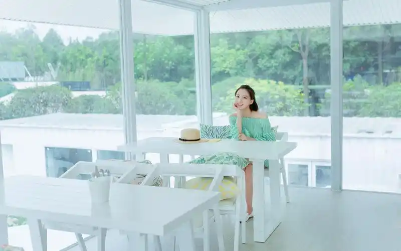 度假女孩图片高清美女电脑桌面壁纸