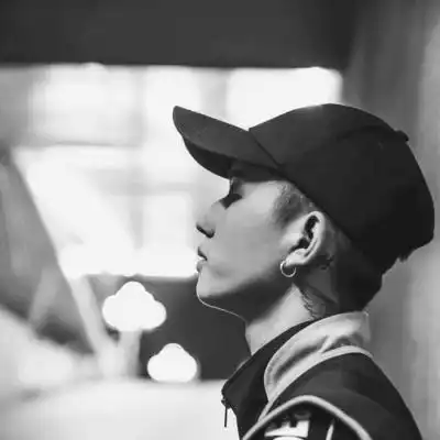 精选优质男生高清头像图片帅气男生真人气质微信图片大全