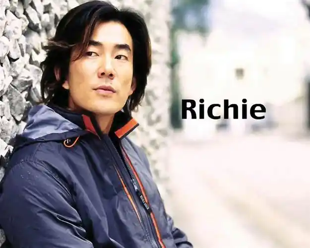 任贤齐的这首《心太软》,凭借清新自然的曲风和简单朴实的话语,将恋爱