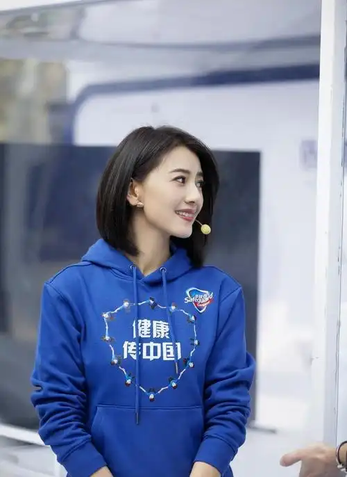 女神高圆圆近日出席公益活动,她穿了一件蓝色的连帽卫衣|发型|半身裙