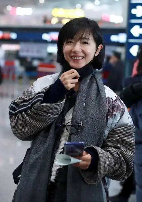 从图中看,尽管万茜是素颜出镜,但见到摄影师以及粉丝后,她还是大方的