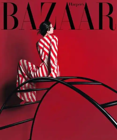 《时尚芭莎》2023年开年刊封面人物倪妮,于一片热烈肆意的大红色中