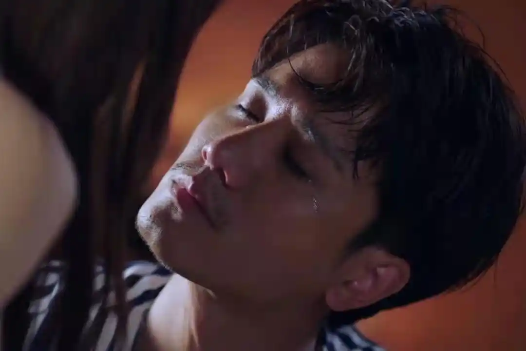 在《阳光之下》中,彭冠英的演技真的是超绝,他把一个狠辣,残忍,卑微