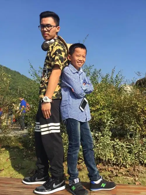 熊总总是想办法挨着小帅哥蹭合影咱们兄弟也取经去背影哈皮的小伙伴